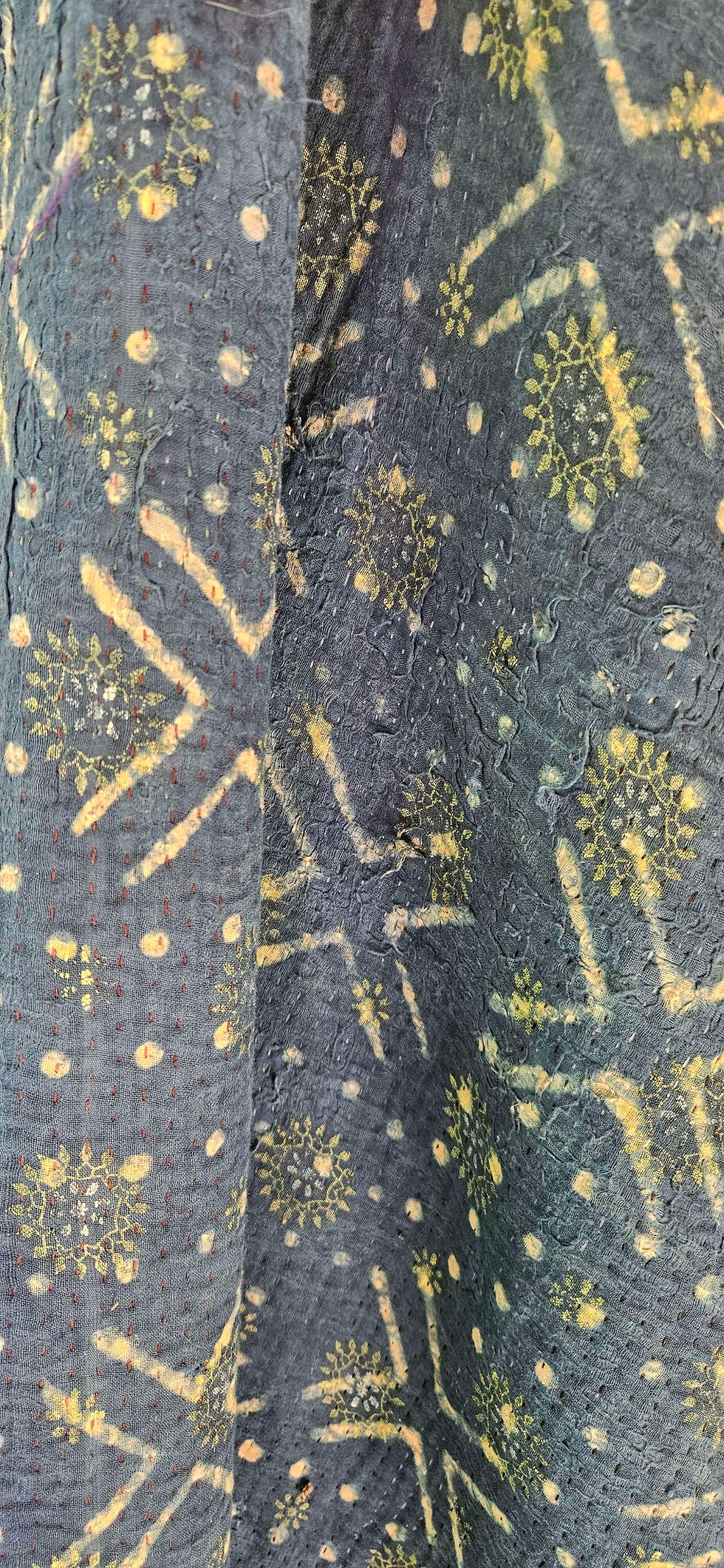 Thumbnail: tissu indigo indien/indian indigo fabric/plaid rouge et bleu/plaid bleu indigo/tissu motif indigo/couvre pied bleu indigo