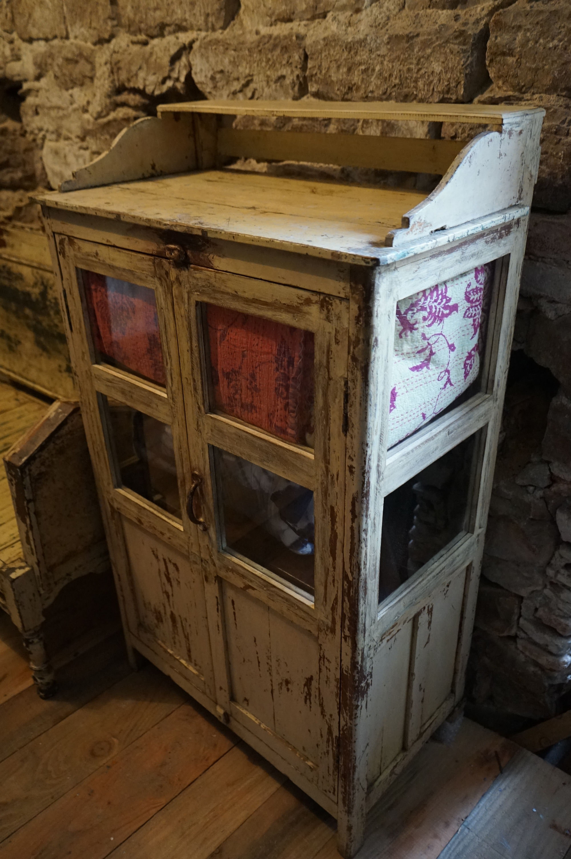 Meuble bois/petite armoire crème vitrine n°43