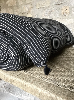 le matelas 100% coton indien imprimé à la main. Réalisé par Caravan en Inde du nord, motifs variés, impression au bloc, matelas teinture végétale, couleurs naturelles tenaces même au soleil, en extérieur, idéal à poser sur un charpoy, lit insien traditionnel que nous vendons dans cette boutique, daybed ultrat plat ou lit pieds tournés selon le modèle indien, matelas pouvant servir de matelas de sieste, matelas relaxation ou yoga, pour couvrir un canapé, un banc, une banquette en terrasse ou tout simplement en matelas de sol, confortable et souple, pouvant se rouler, matelas d'appooint au sol, pour couchage d'appoint ou pour enfant. Espace de jeu, ou matelas que on emporte en voyage, matelas caravane ou à mettre dans le jardin autour de la piscine. sèche rapidement, peut être lavé au jet d'eau. matelas boutique caravane