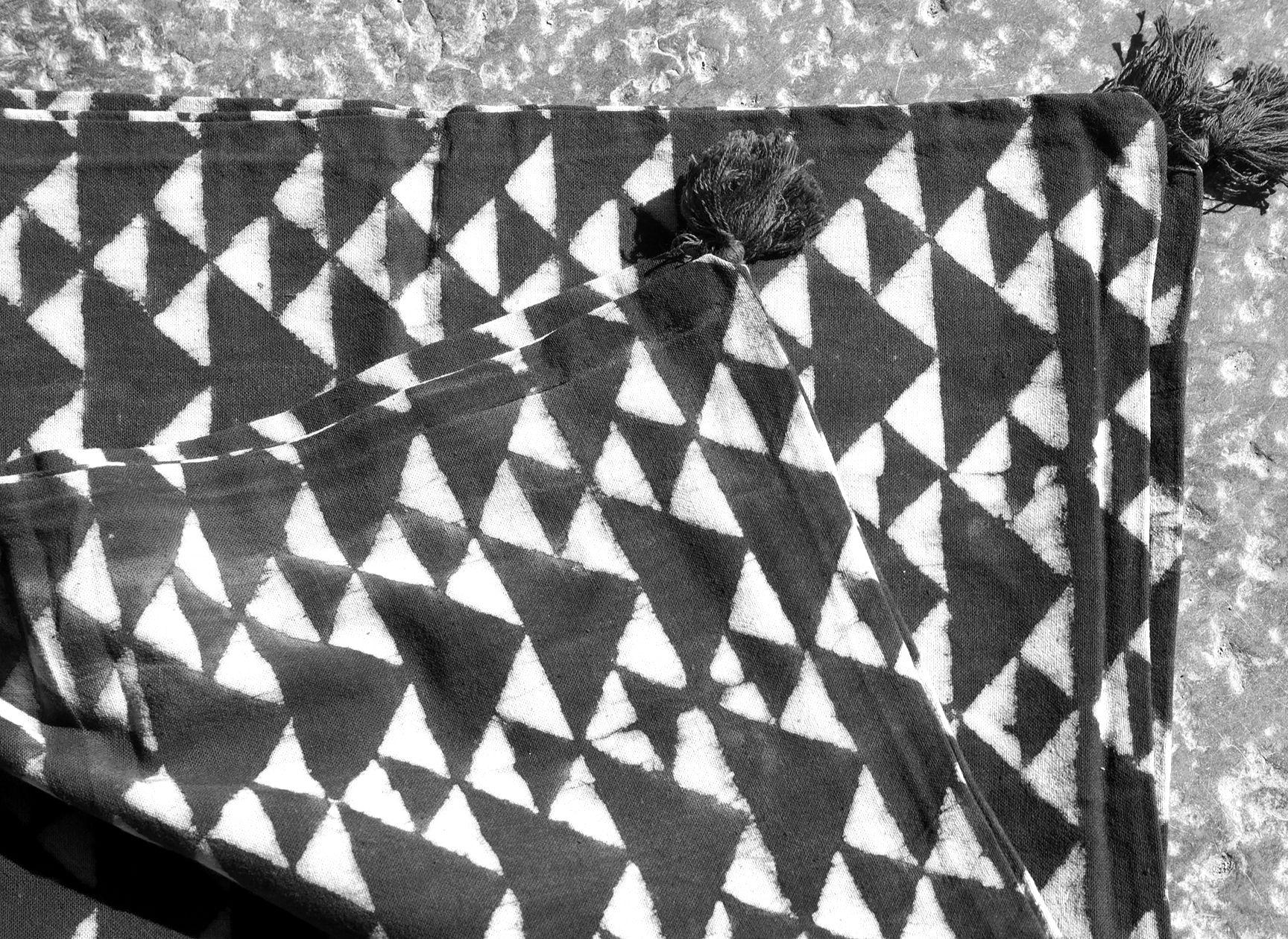 Coussin batik noir et blanc/coussin chocolat/coussins batik/coussins caravane/coussins maison du monde/coussins  hand blocks