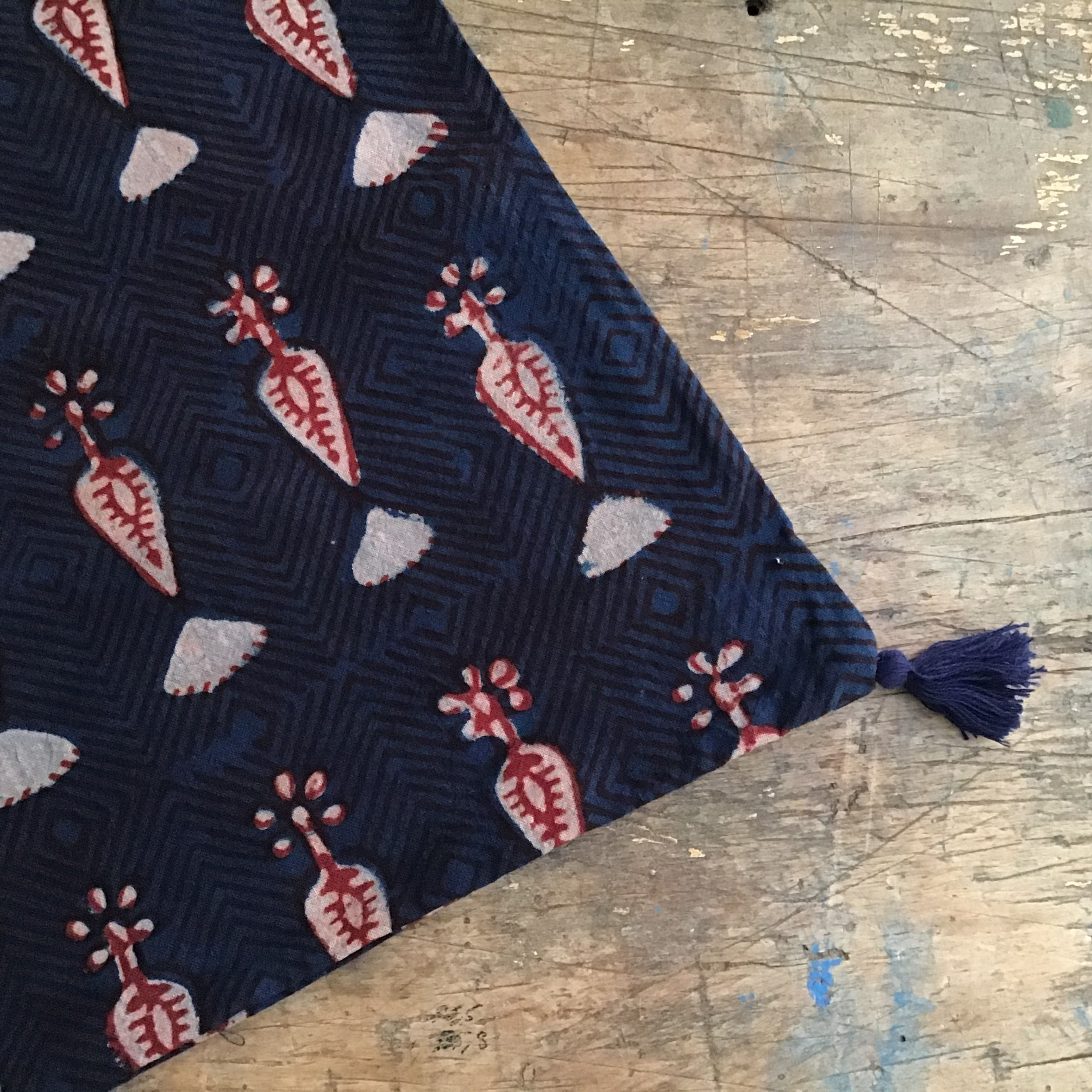 Housse coussin rectangulaire motif ethnique sur fond noir/coussin batik/handmade cushion/caravane boutique/maison du monde