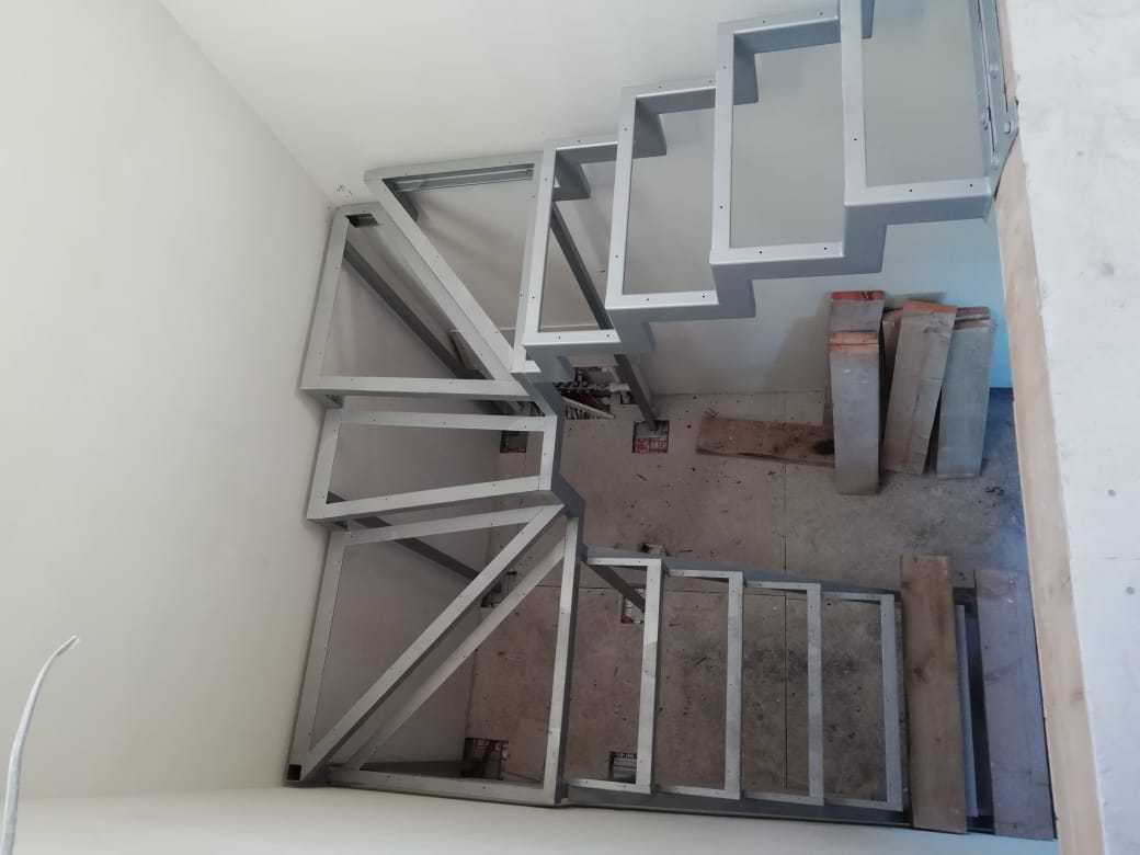 Каркас лестницы с забежными ступенями. Лестницы из профиля на второй. Лестница элегант поворотная 90 градусов. Металлический каркас для лестницы с забежными ступенями. Поворотная лестница на 2 этаж металлокаркас.