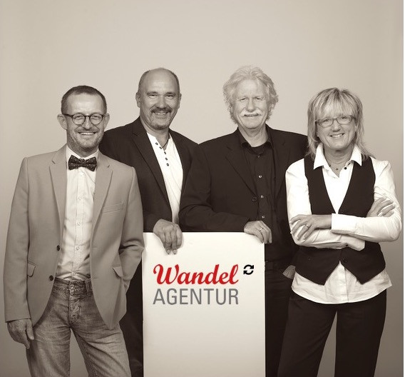 Die vier Köpfe der neuen genossenschaftlich organisierten Wan-del-Agentur (von links nach rechts): Horst Lempart (Führungs-coach), Ralf Hoffmann (Vorstand und Strategieberater), Tom Moog (Markenberater) und Michaela Feger-Escher (Koordination)