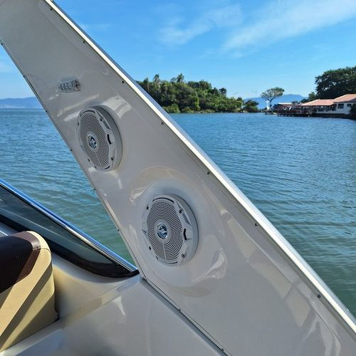 Miniatura: Lancha Ventura 300; Ano de Fabricação: 2019; Motorização: 1x MerCruiser 300 HP, Gasolina Consumo médio estimado: 35-40 litros