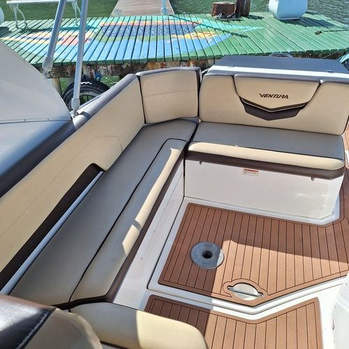 Miniatura: Lancha Ventura 300; Ano de Fabricação: 2019; Motorização: 1x MerCruiser 300 HP, Gasolina Consumo médio estimado: 35-40 litros