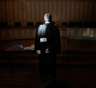 307542_un-avocat-en-robe-dans-une-salle-d-audience.jpg