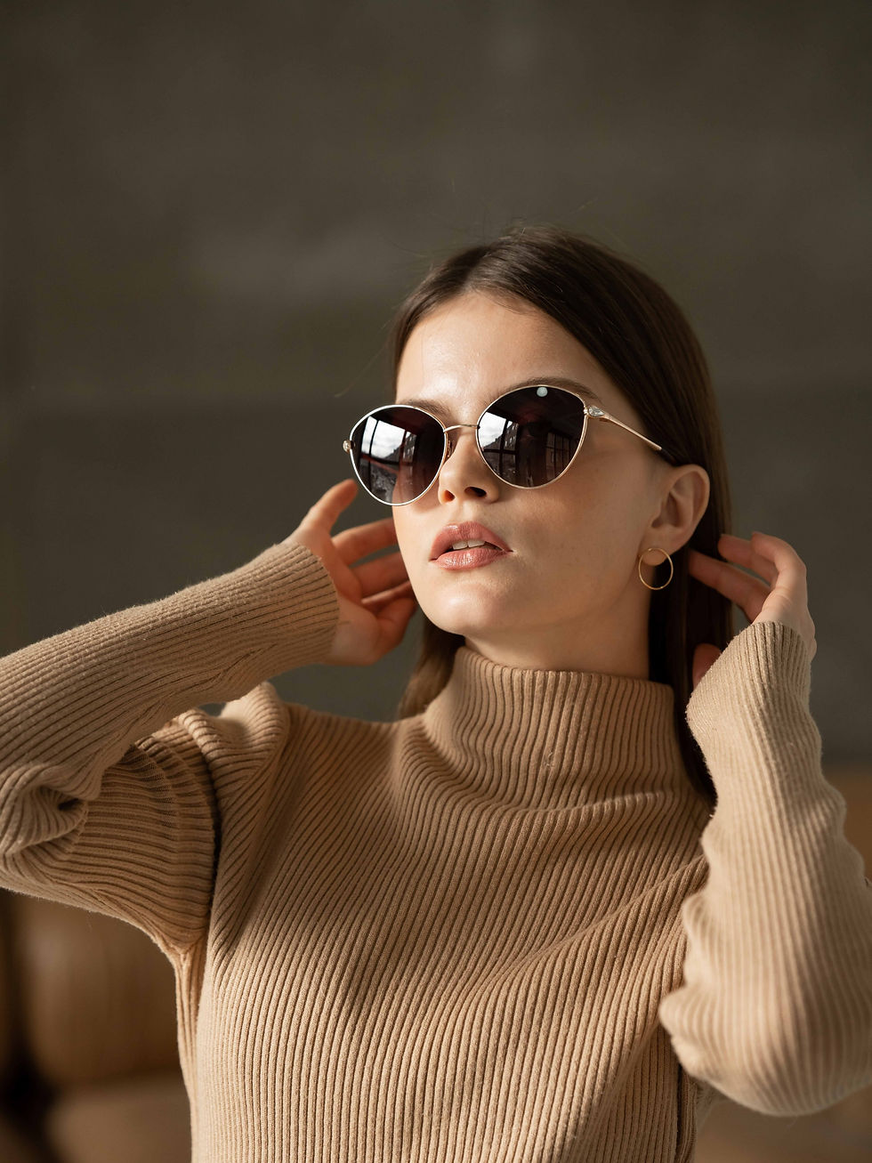 Миниатюра: Солнцезащитные очки Megapolis 91 Brown на фото на девушке