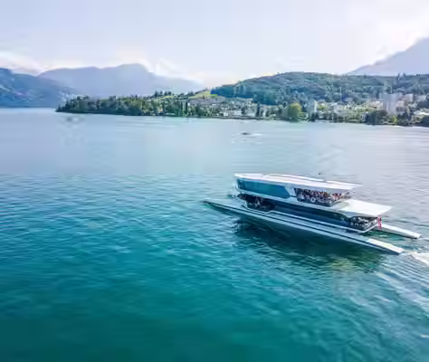 Navegación en barco por el Lago de Lucerna con montañas alpinas y pueblos suizos a orillas del agua