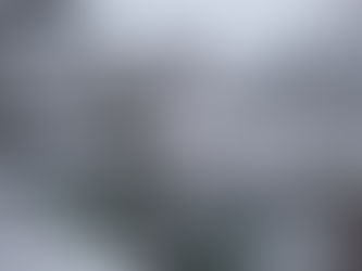 Zwemvijver omringd door sneeuwlaken