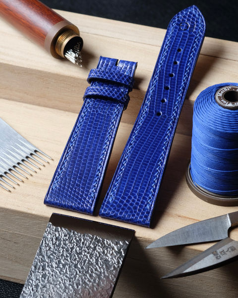 Watch strap (flat 5 to 2.5 mm thick) entirely handmade and hand-sewn in blue Java lizard leather, Zermatt calfskin lining, tone-on-tone linen thread (S stitching), tone-on-tone edge painting and “FG” initials marked in black.