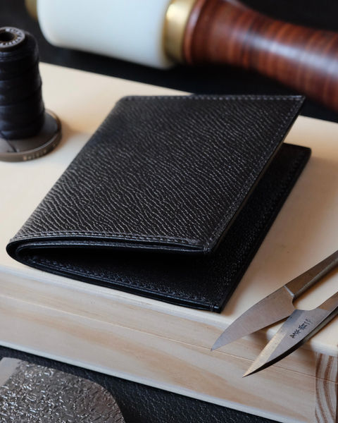 Accessoire en cuir véritable, fait main, cousu main et sur mesure, conçu en Belgique. Un portefeuille artisanal avec des finitions haut de gamme et élégantes.