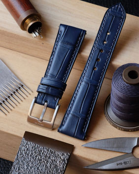 Bracelet de montre Omega Speedmaster (bombé 4 à 2 mm d’épaisseur) entièrement fait main et cousu main en cuir d’alligator midnight blue, doublure veau Zermatt, fil de lin dark blue (couture S), peinture des bords dark blue,boucle brushed silver et système quick release.