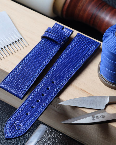 Watch strap (flat 5 to 2.5 mm thick) entirely handmade and hand-sewn in blue Java lizard leather, Zermatt calfskin lining, tone-on-tone linen thread (S stitching), tone-on-tone edge painting and “FG” initials marked in black.