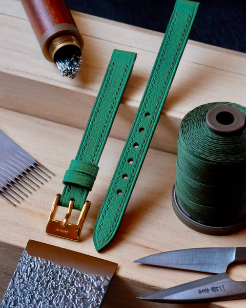 Bracelet de montre d'exception, façonné et cousu à la main en Belgique. Savourez le luxe du cuir de chèvre Sully d'Alran (France), reconnu par les grandes marques pour sa qualité supérieure.