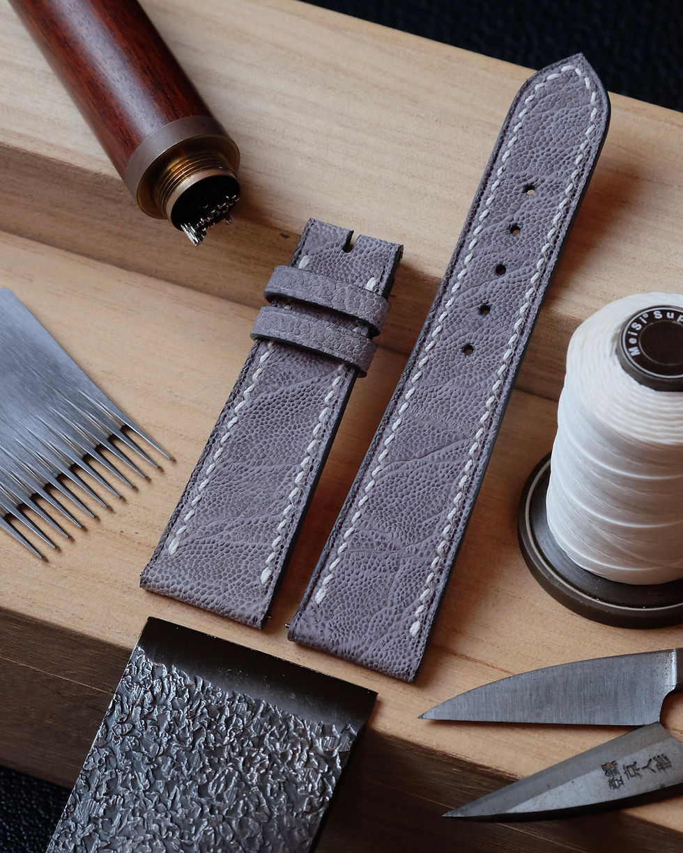 Découvrez nos bracelets de montre d'exception en cuir d'éléphant certifié CITES, façonnés et cousus à la main en Belgique. Un cuir baroudeur au luxe artisanal et à l'allure extraordinaire.