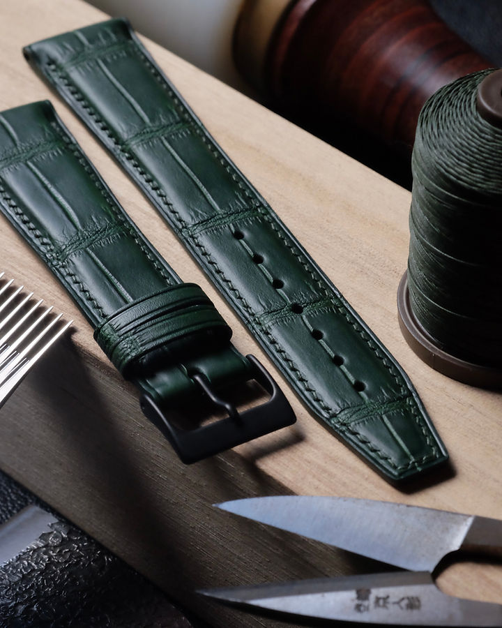 Bracelet de montre en cuir de crocodile du Nil vert, doublure veau Zermatt, fil de lin dark green (couture XS) et peinture des bords dark green.