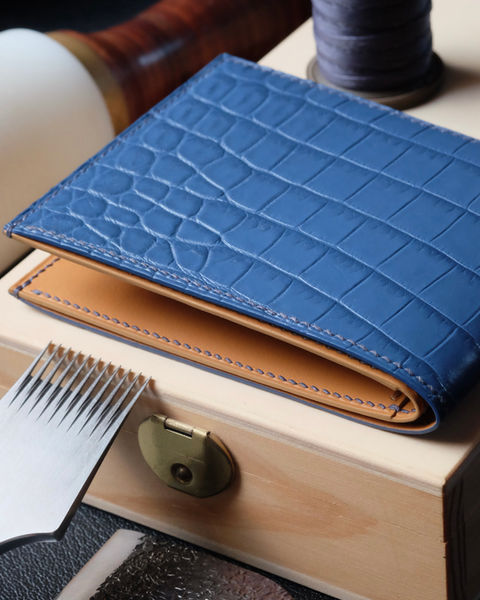 Portefeuille no. 30 entièrement fait main et cousu main en cuir de crocodile indigo, intérieur veau lisse Baranil gold, fil de lin dark blue (couture S) et peinture des bords indigo.