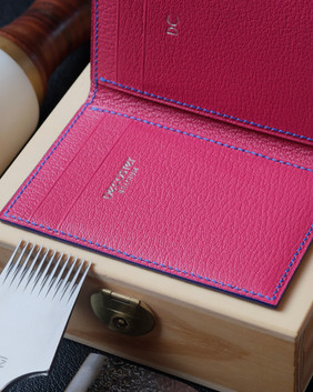 Porte-cartes 20 entièrement fait main et cousu main en cuir de lézard de Java bleu, intérieur en cuir de chèvre fuchsia, fil de lin electric blue, peinture des bords bleue et initiales marquées à l’argent véritable.