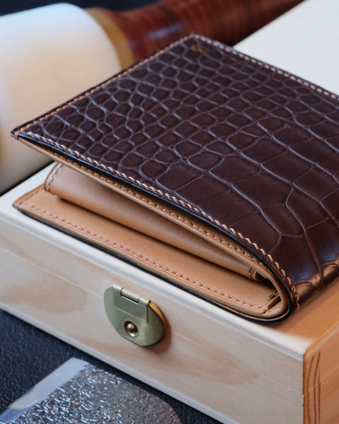 Fabrication sur mesure d’un portefeuille en cuir véritable, cousu main et fait main en Belgique. Un modèle sobre et sophistiqué, pensé pour un usage quotidien.