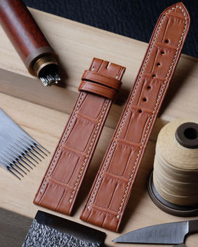 Bracelet de montre pour Cartier Tank (plat 2.5 mm d’épaisseur) entièrement fait main et cousu main en cuir d’alligator mavala gold, doublure veau Zermatt, fil de lin cream (couture XXS), peinture des bords gold et trous ronds 1.5 mm