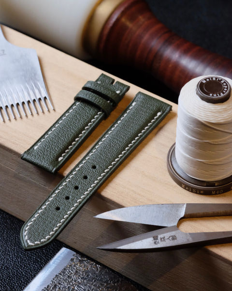Bracelet de montre en chèvre kaki foncé, doublure veau Zermatt, teinture des bords col. kaki foncé, fil de lin blanc (coutures S) et option barrettes rapides.