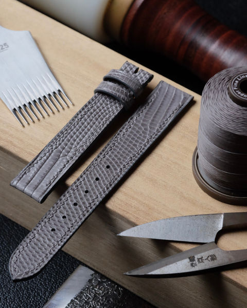Watch strap (flat 2.0 mm thick) entirely handmade and hand-sewn in light gray Java lizard leather, Zermatt calfskin lining, tone-on-tone linen thread (XXS stitching) and tone-on-tone edge painting.
