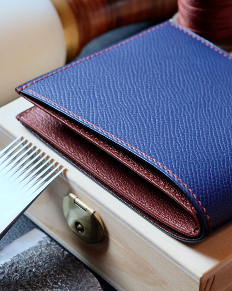 Portefeuille 30 en cuir de veau Epsom bleu marine, intérieur en cuir de chèvre bordeaux, fil de lin burgundy, peinture des bords bleue marine et marquage des initiales à l'or véritable 22k.