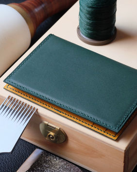 Porte-cartes pliant 20 entièrement fait main et cousu main en cuir de veau lisse Baranil vert, intérieur en cuir de chèvre Sully curry, fil de lin deep green, peinture des bords verte et initiales à l’or véritable 22k.
