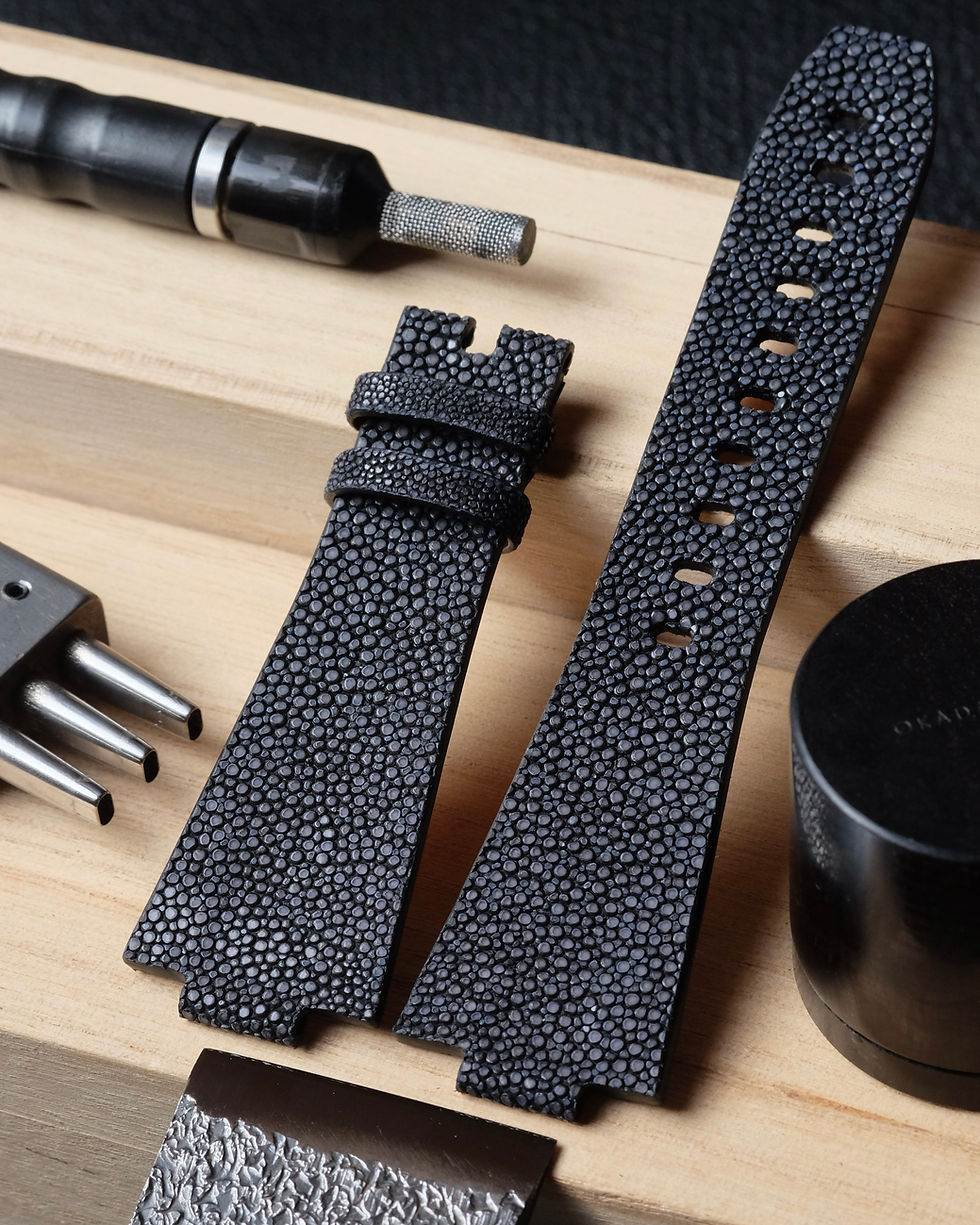 Bracelets de montre en cuir de galuchat, façonnés et cousus à la main en Belgique. Un toucher lisse et une élégance unique pour un luxe artisanal d'exception.