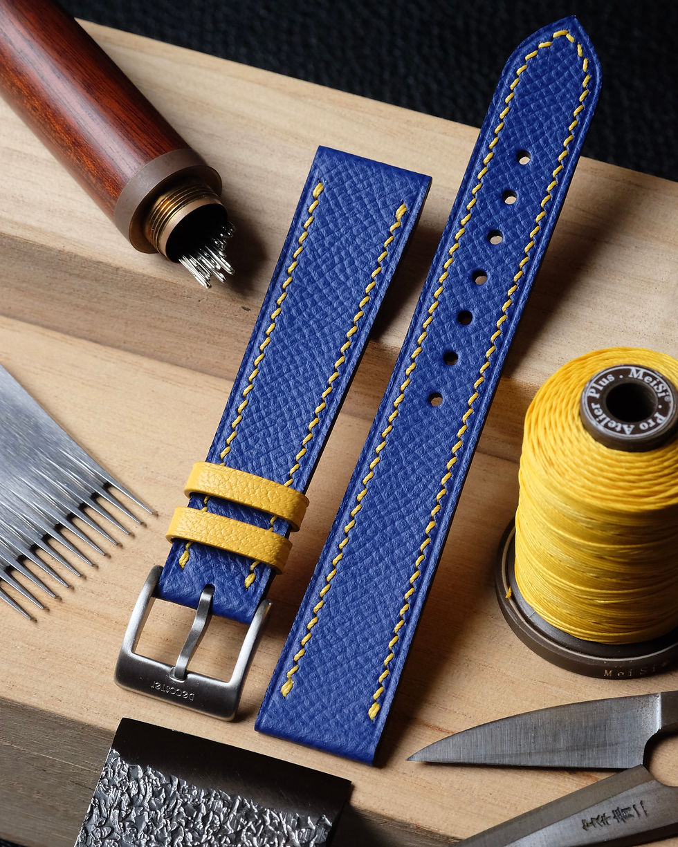 Découvrez nos bracelets de montre d'exception, réalisés à la main et cousus main en Belgique. Leur cuir Epsom grainé, teinté dans la masse, allie raffinement et résistance.