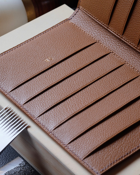 Portemonnee nr. 60 in bruin Java-hagedisleer, binnenkant in Sully goudgeitenleer, kraag van linnen draad. chocolade, chocoladebruine randverf en initialen gemarkeerd met echt 22-karaats goud.
•
#atelierdecoster #decoster #artisan #handmade #handstiched #handmadeinbelgium #madeinbelgium
•
#handmadewallet #bespokewallet #customwallet #handmadeleatherwallet
•
#javalizard #longwallet #lizardlongwallet #lizardwallet #lizardleather #lizardleatherwallet