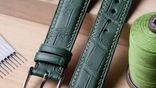 Bracelets de montre en cuir de crocodile, façonnés et cousus à la main en Belgique. Un luxe rare et certifié CITES, au savoir-faire artisanal d'exception.