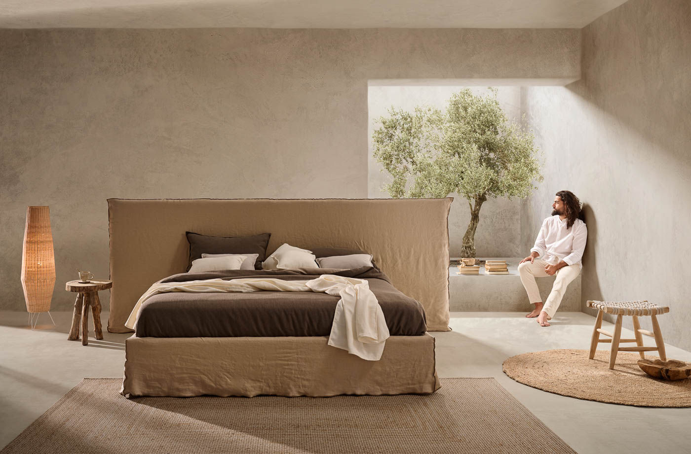 Cama tapizada con canapé y cabecero H2O A