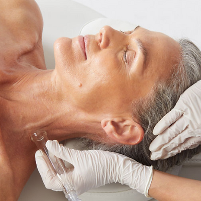 Frau erhält Hydrafacial Platinum Anti-Aging-Kosmetikbehandlung bei Ewa Aesthetic zur Straffung der Haut. Ewa Jacob ist integrative Kosmetikerin in München und Menden.