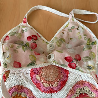 BRIA Häkeltasche "Strawberry" Shopper, Ansicht Innenfutter und Henkel.