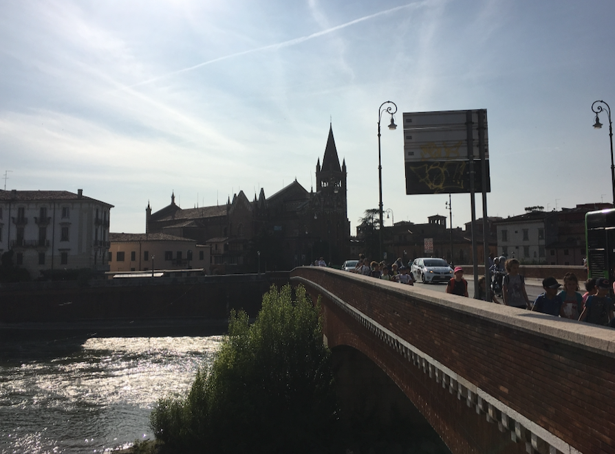 Über die Brücke, durch die Altstadt, zur Arena