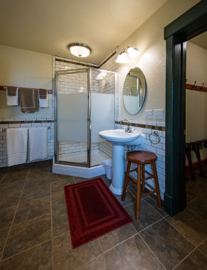 Croftville Road Cottages.
Inn Suite #7 has a spacious bathroom with a corner shower and large plush absorbent towels to warm yourself and dry off. Our artesian well provides excellent drinking water and a shower with plenty of water pressure.