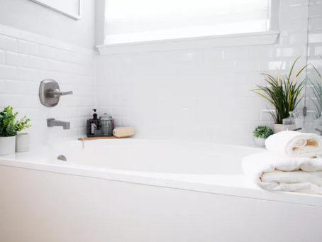 How to Refinish a Bathtub With a DIY Kit