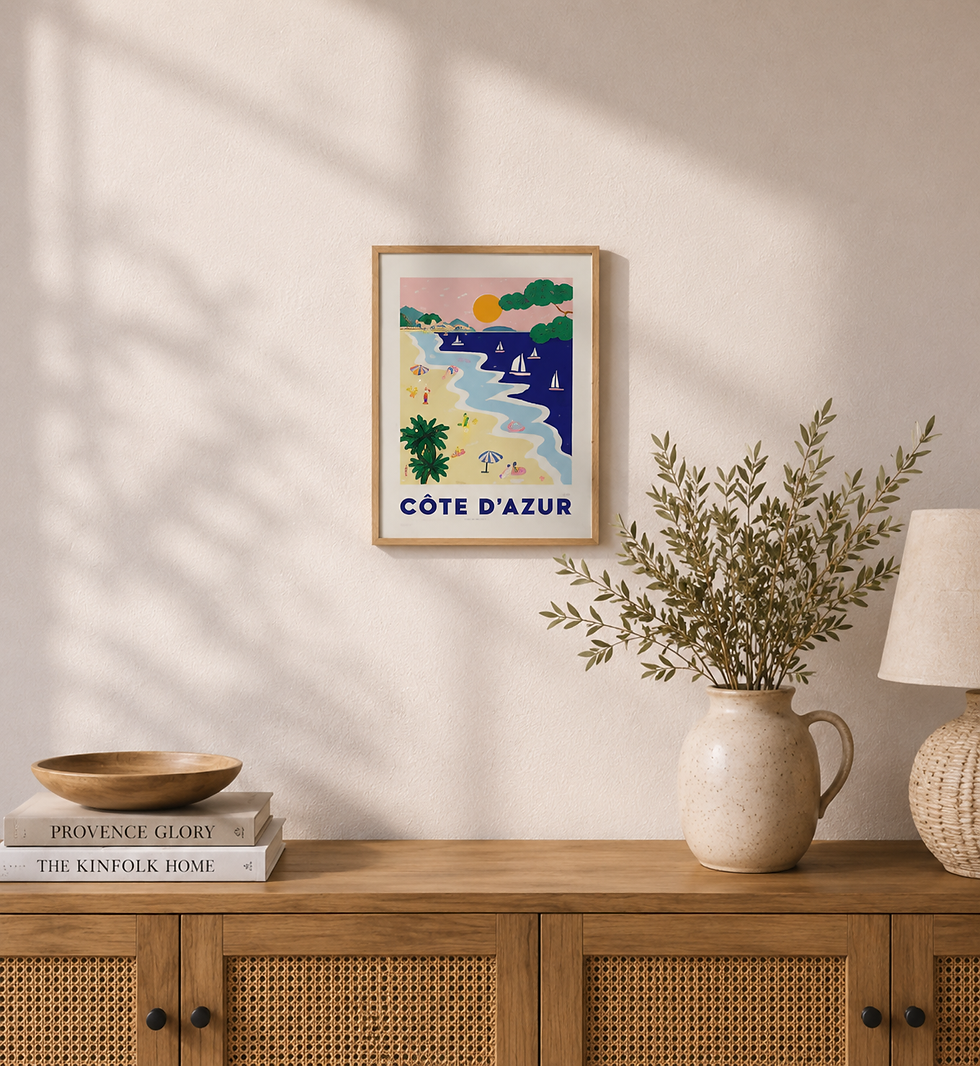 Thumbnail: Affiche CÔTE D'AZUR par l'artiste Mlle Mouns. Illustration d'une plage animée sous un ciel rose avec un grand soleil orange,