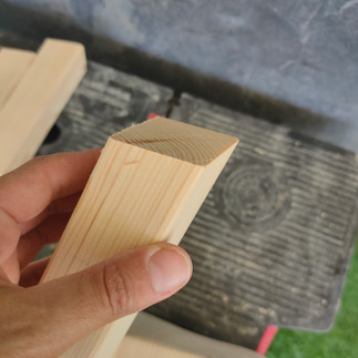 רגל עץ בזווית פינתית