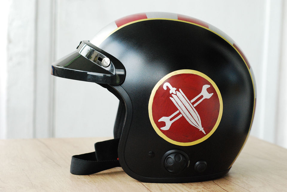 casca moto personalizata, pictata manual, cu forme simple, carouri gri si bordo