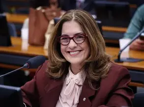 Comissão aprova projeto de Rogéria Santos para capacitação gratuita de donas de casa