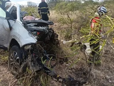 Casal morre e picape fica totalmente destruída em grave acidente na BA