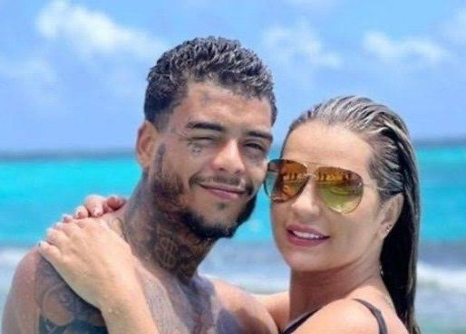 Mc Kevin teria caído ao tentar fugir de “flagra” da esposa, diz modelo