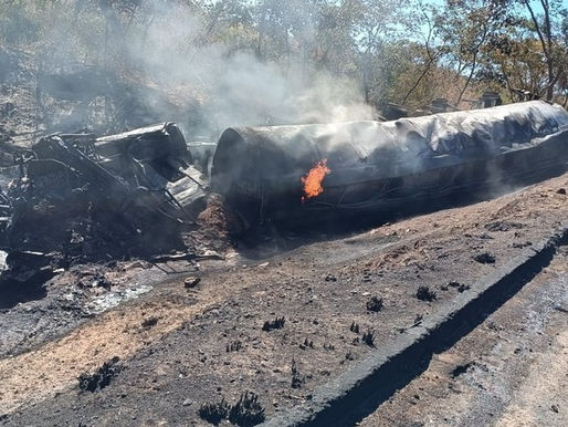 Motorista morre carbonizado após caminhão tombar e pegar fogo em rodovia na Bahia