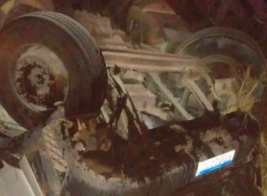 Condutor morre após carreta tombar em trecho da BR-116 entre Jequié e Jaguaquara