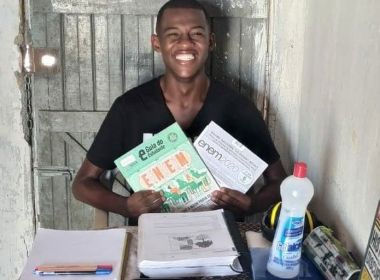 Feira: Estudando 6 horas por dia em casa sem energia elétrica, jovem é aprovado em medicina