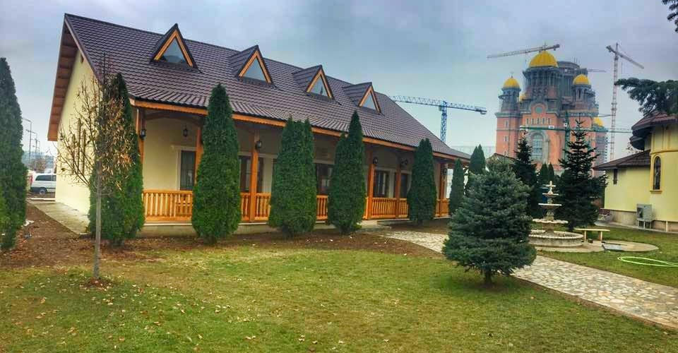 Structura din lemn pentru trapeza din incinta Catedralei Mantuirii Neamului, construita si asamblata de Miradex