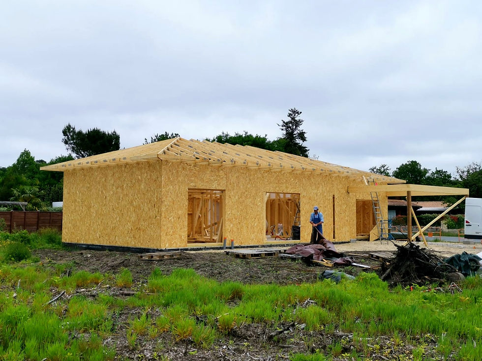 Casă pe structură de lemn, placată pe exterior cu OSB fabricată în România și livrată în Franța.