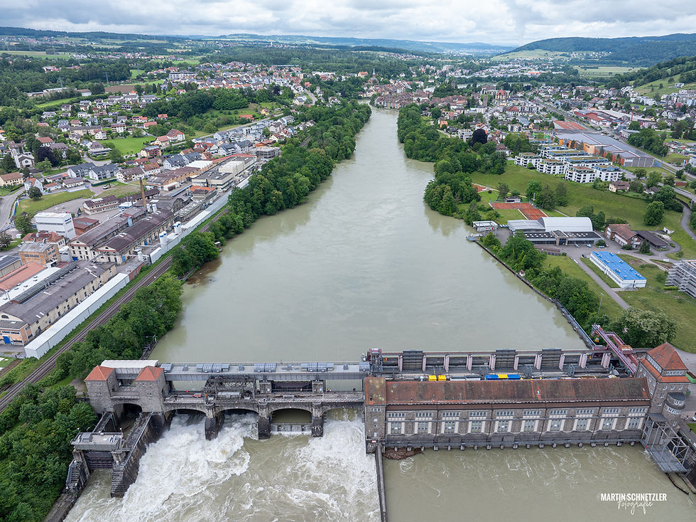 Luftaufnahme der Stadt Laufenburg am Rhein. Zu sehen auch das Kraftwerk Laufenburg